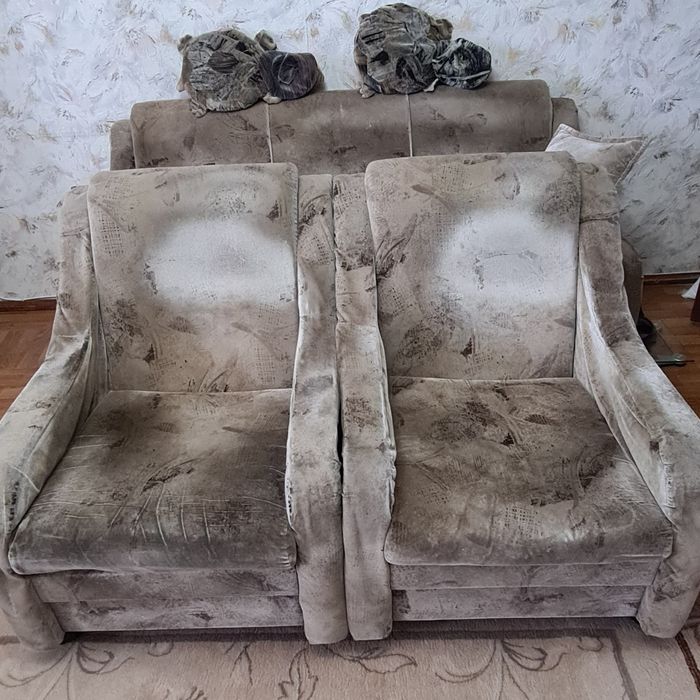 Диван с двумя креслами