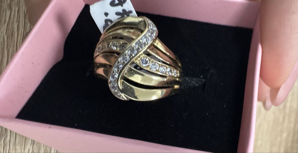 Златен пръстен с камъни