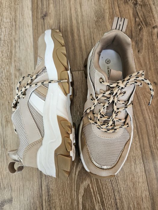 Сникърси- Jenny Fairy
Отлично запазени.
Номер -36
Цена-40лв.