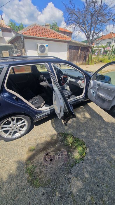 Продавам личния си автомобил Mercedes C180