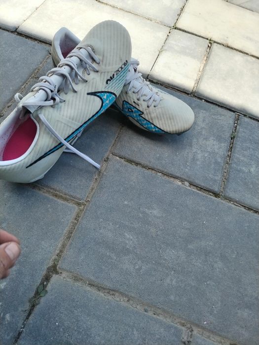 Vând adidași de fotbal.