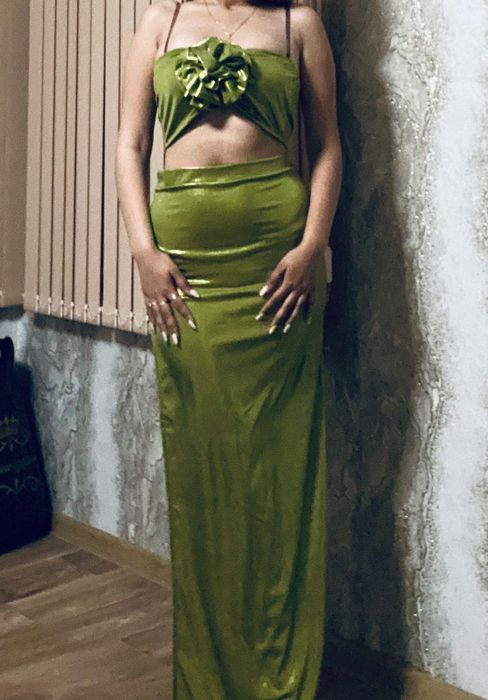 Продавам зелен комплект пола с топ