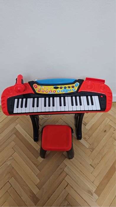 Pian cu scaun si microfon