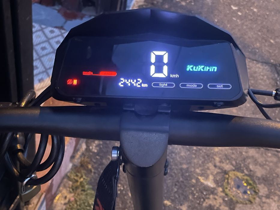 Vand  trotineta kukrin g2 merge foarte bine trage bine