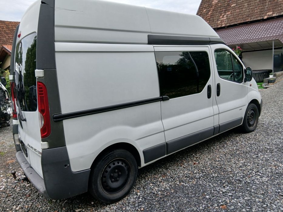 Dezmembrez Opel Vivaro motor 2.5 euro 4