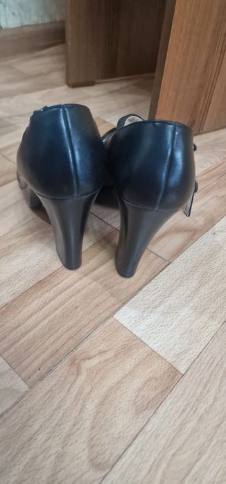 Срочно продам Туфли женские