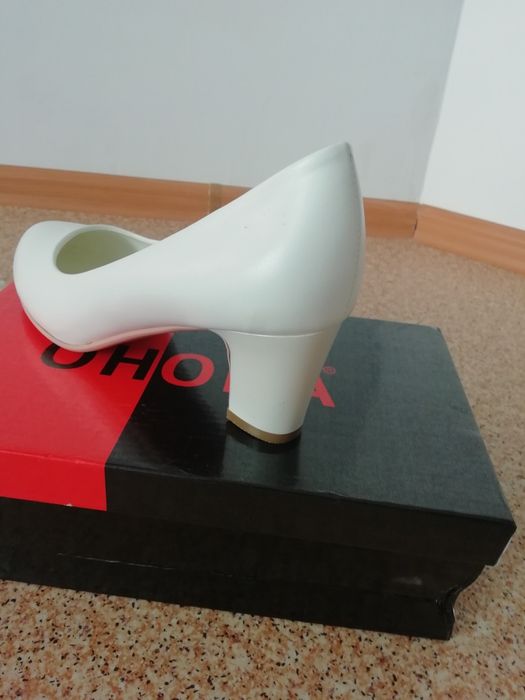 Продам белые туфли