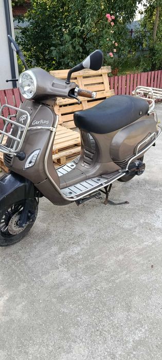 Scuter 49cc limitat la 25 km