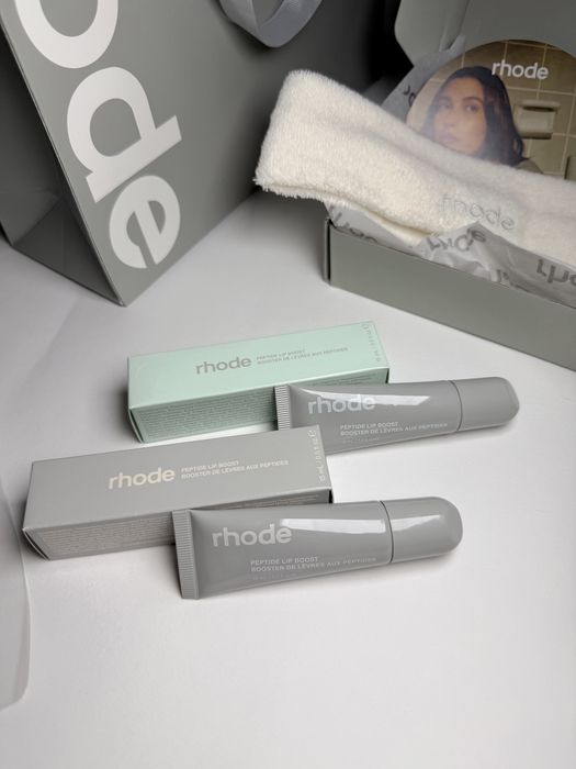 Rhode Peptide Lip Boost - оригинална пептидна маска за устни / Lip Plumper за хидратация, изглаждане и по-плътен, обемен вид, Unscented и Sugarmint