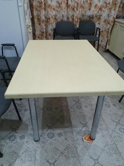 Стол кухонный бежевый
