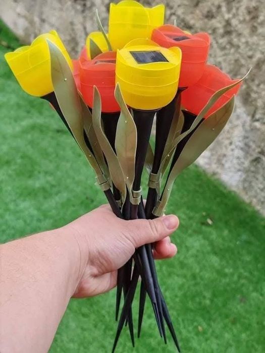 Lampa solara in forma de lalea