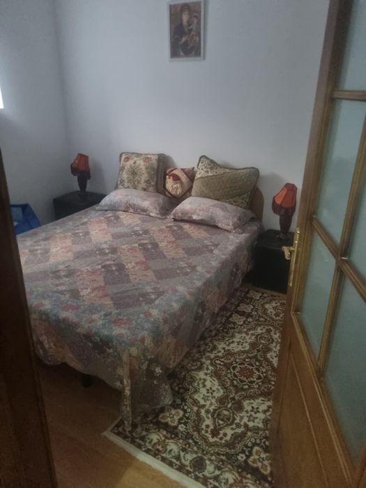 Inchiriez apartament la casa / curte