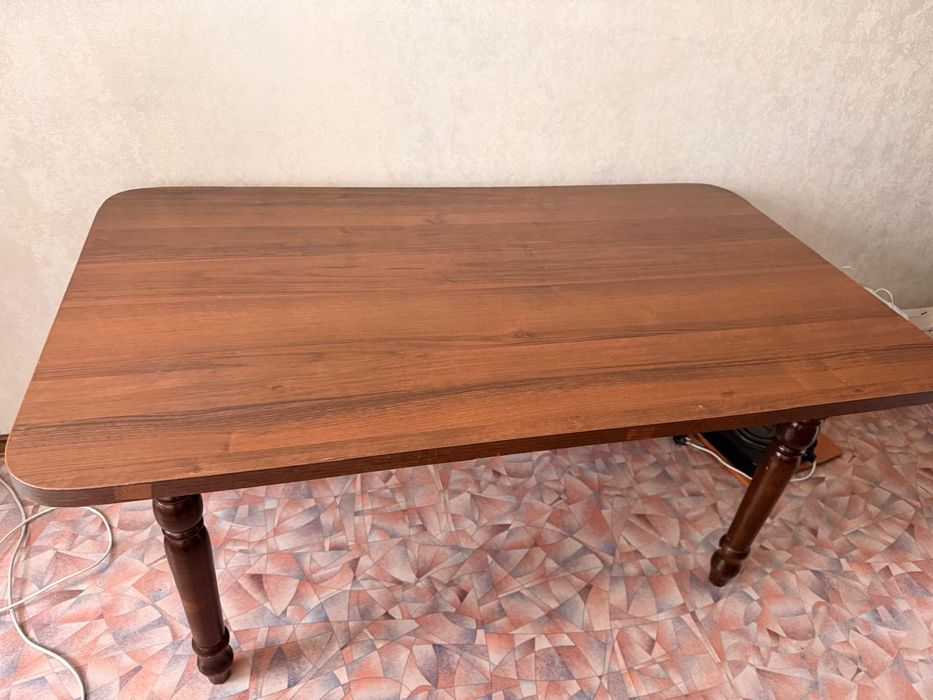 Обеденный стол для большой семьи