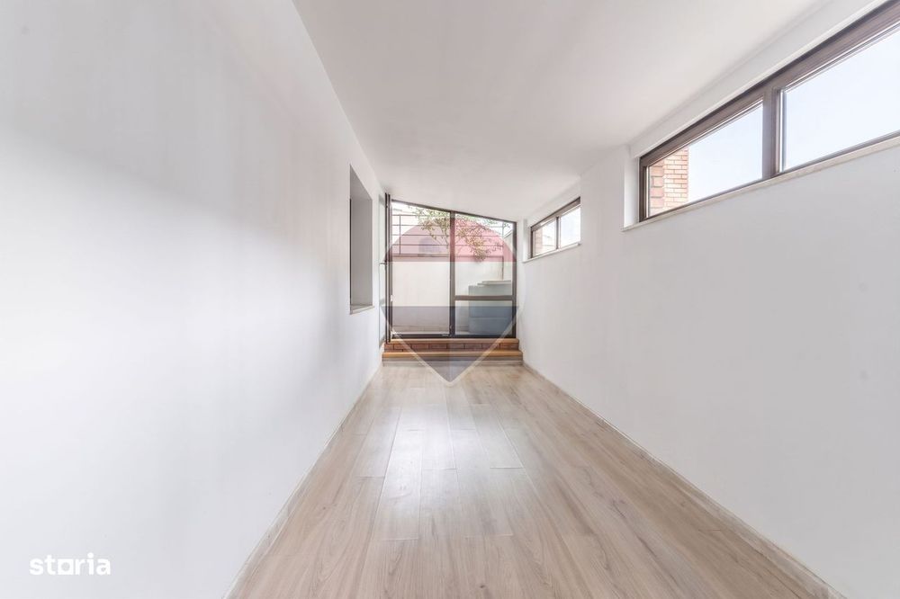 Apartament cu 3 camere, grădină proprie+loc de parcare- Str. Luminii