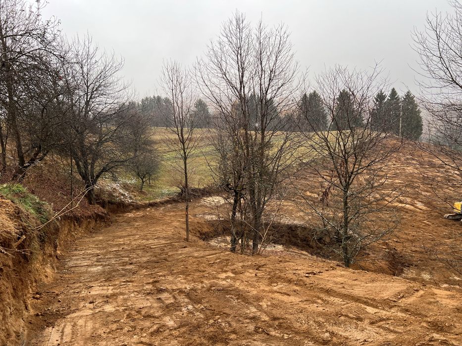 Prestam servicii cu Excavator senile cu lama de 26 tone si cupa 1.3 mc