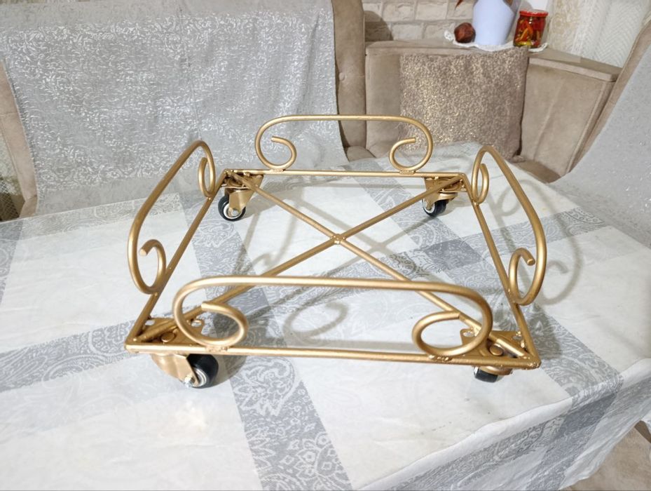 Металлические подставки под цветы.