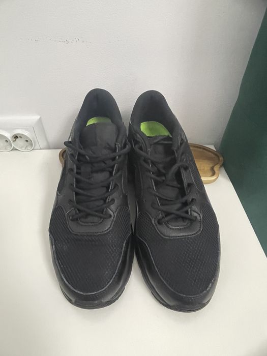 Adidasi nike running fast