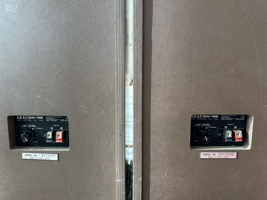 Тонколони AKAI SW-136