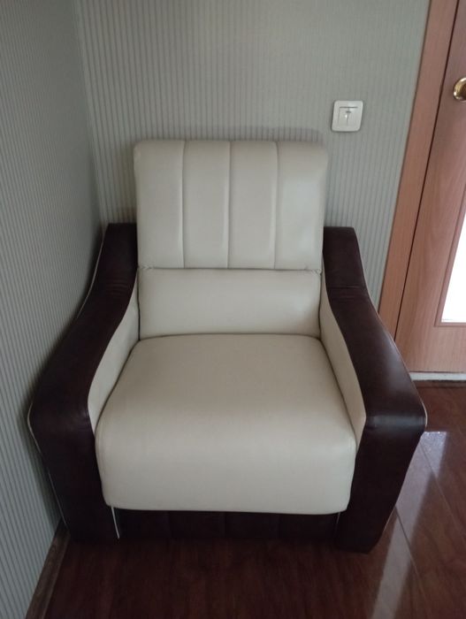 Два кресла  материал кож зам