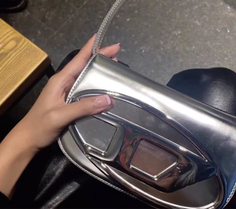Продается сумка Diesel серебристая