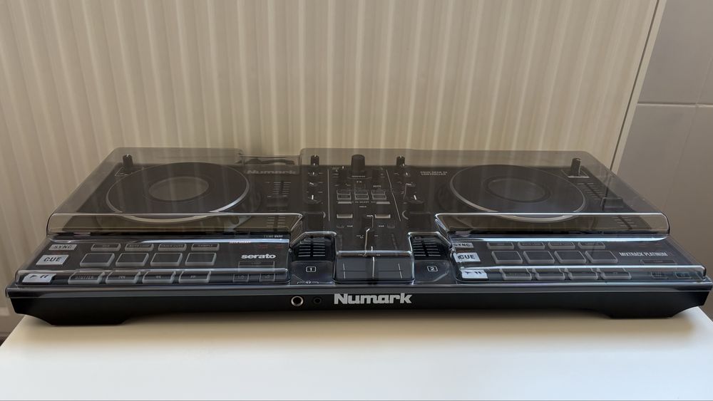 Numark Mixtrack Platinum FX + Capac Protecție Decksaver + Cablu Delock USB-C
