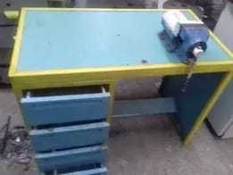 Banc metalic cu 4 sertare si Menghine