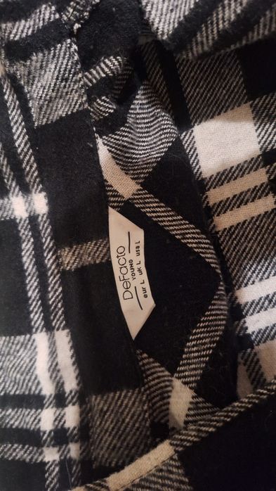 продам клетчатую чб рубашку теплую