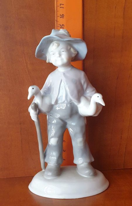 Статуэтки из фарфора дети