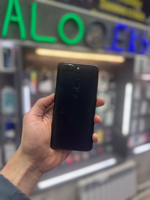 Oneplus 5T 64gb.