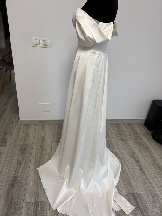 Vand rochie  ivuar  din satin si dantela cu paiete finute arginti