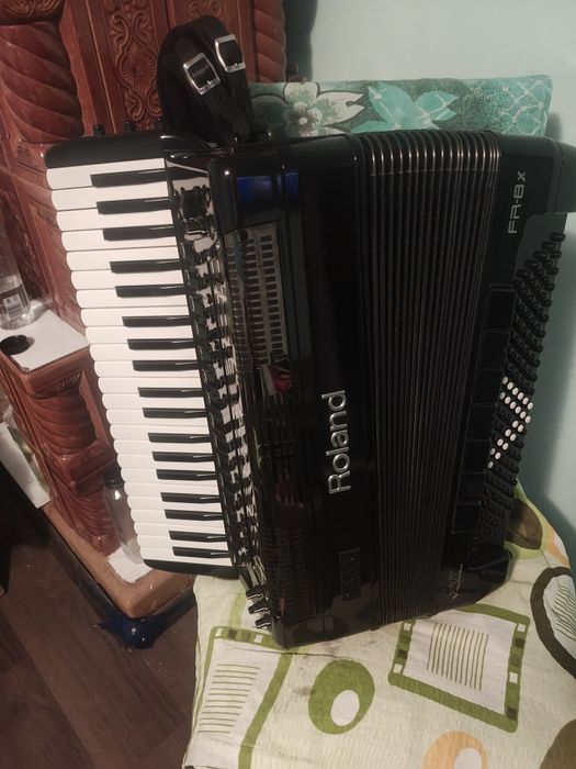 Vând acordeon Roland Dalape stare perfectă  funcționează perfect