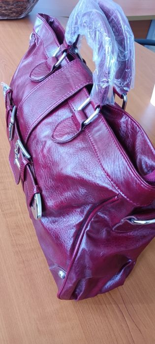 Дамска чанта от зелена еко кожа с къса и с дълга дръжка и ефектна катарама.Разпределението вътре е от две отделения и преграда с цип в средата