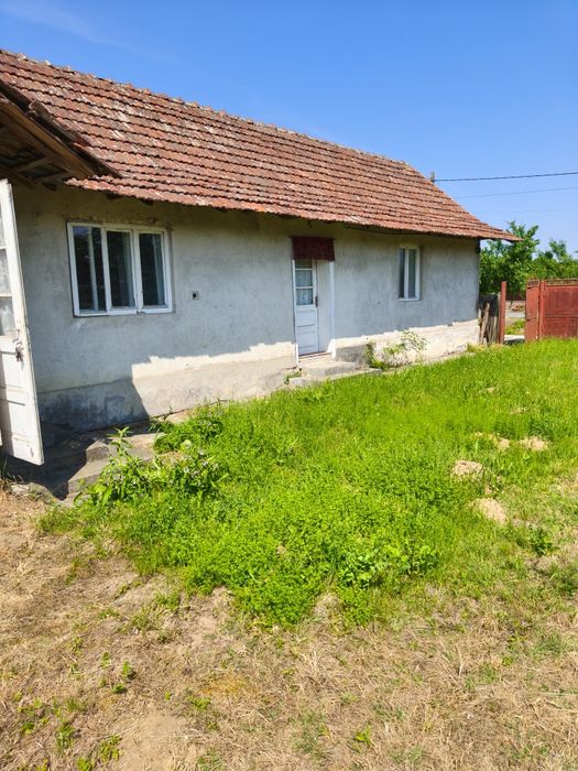 Două case de vânzare amândouă pe centru 42.000 și 20.000 negociabil