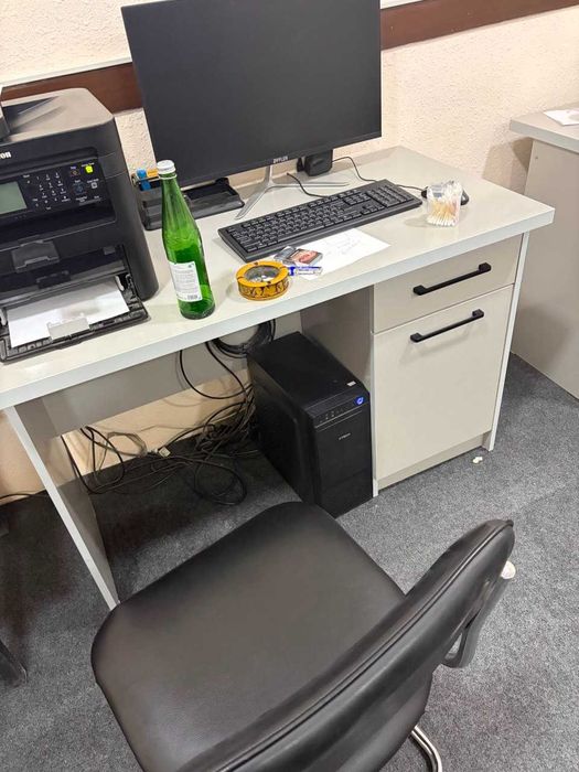 Офис мебеллари сотилади. (Стол Шкаф)