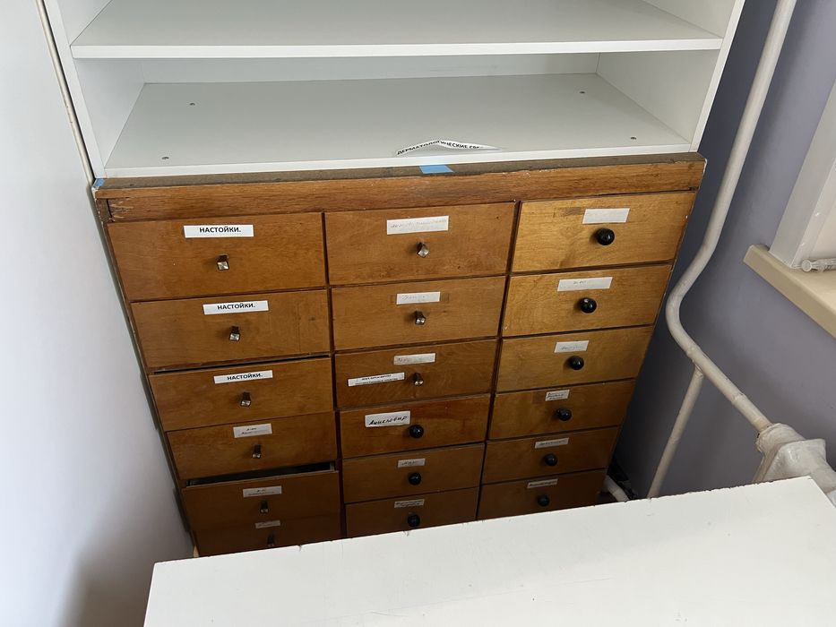 Продам шкафы и полки из аптеки