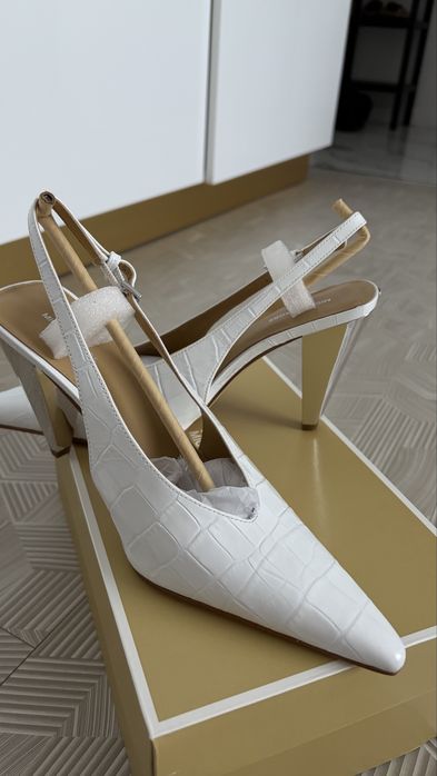 Pantofii noi nepurtati Machiel kors