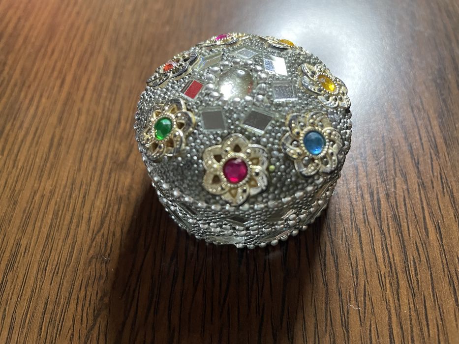 Cutiuta cu flori poleite cu aur si argint