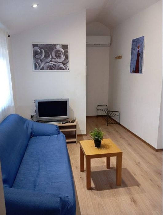 Дава се под наем Тристаен апартамент в София, Център - 60 кв.м за 900 € - Снимка #1