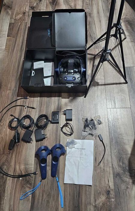 Set complet VIVE Pro 2 (ochelari VR) + tripod pentru statii (2 buc)