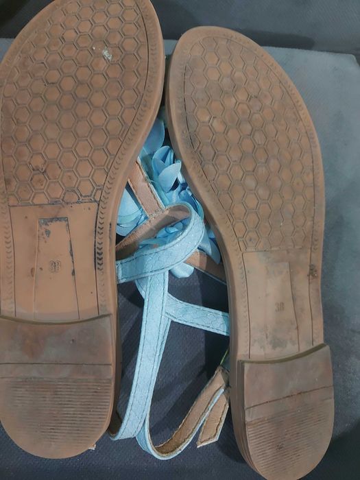 Продават се сандали