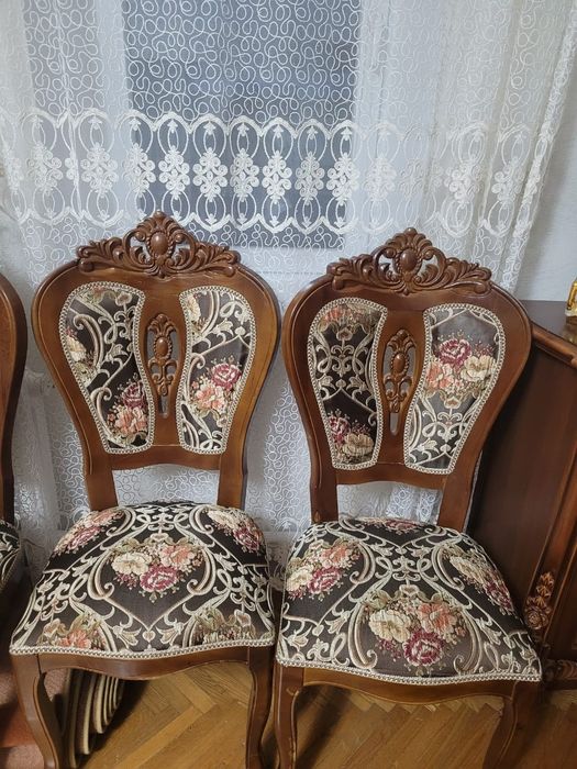 Деревянные стулья