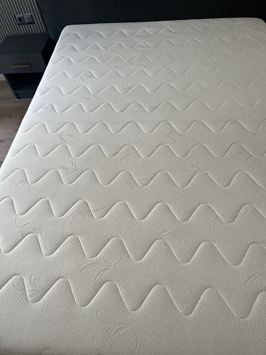 Vand saltea pat 140x200 stare excelenta