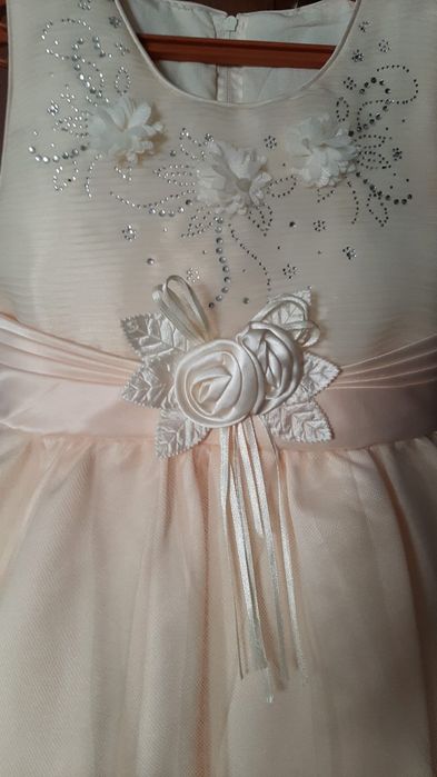 Продам платье на девочку 5-6 лет