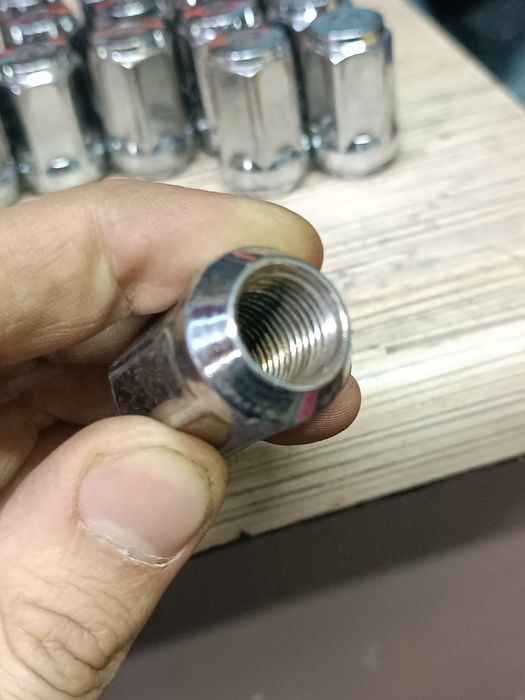 Болты колесные гайки