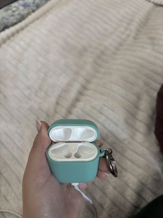 Продам airpods кейс оригинал