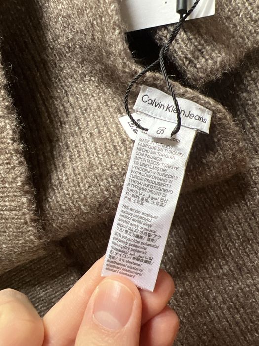 Fular Calvin Klein NOU, cu eticheta