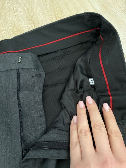 Vând pantaloni bărbătești din stofa de lana, mărimea 54