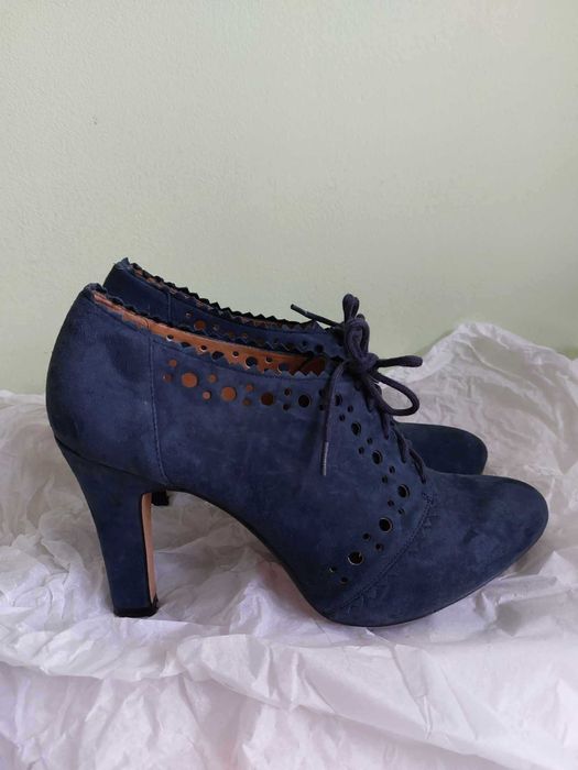 Затворени обукви на висок ток от син велур