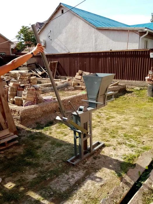 Станок для производства лего кирпича.