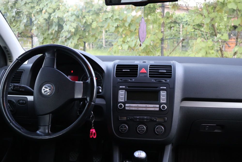 Vând Volkswagen Golf 5 – 1.6 Benzina (MPI) – Dublu Climatronic & Scaune Încălzite